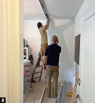 Bygge walk in closet: Stålskinner monteres i taket nøyaktig over skinnen som er festet i gulvet Bygge walk in closet: Stålskinner monteres i taket nøyaktig over skinnen som er festet i gulvet